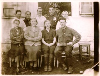 Коллектив учителей и работники столовой Богословской школы №4, 1946 год